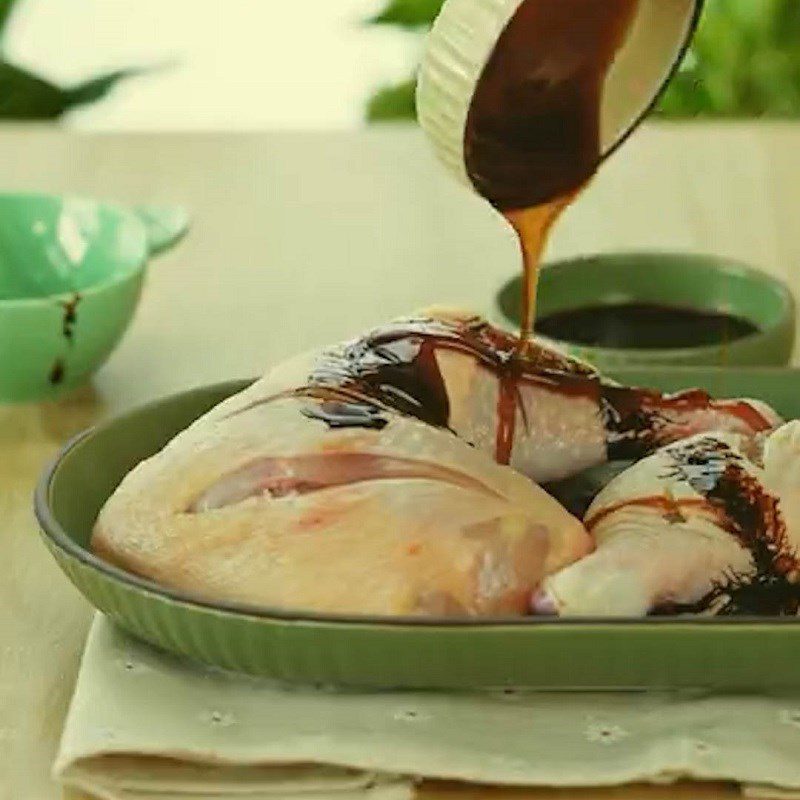 Step 2 Marinate the chicken thighs Green pepper chicken thigh sauce