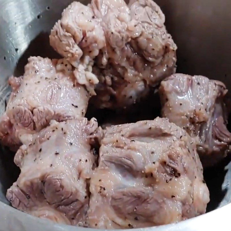 Step 3 Marinate the oxtail Oxtail stew with lotus seeds