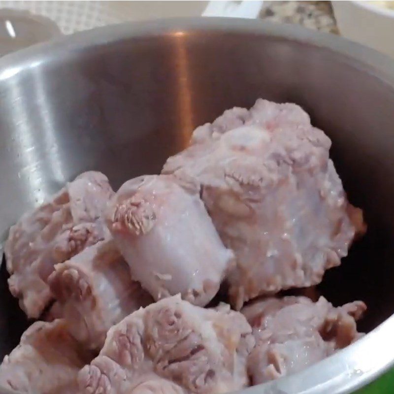 Step 3 Marinate the oxtail Oxtail stew with lotus seeds