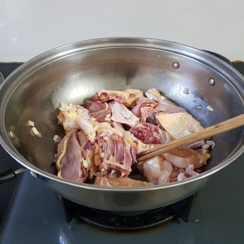 Step 3 Marinate the chicken Sour bamboo shoot chicken hotpot