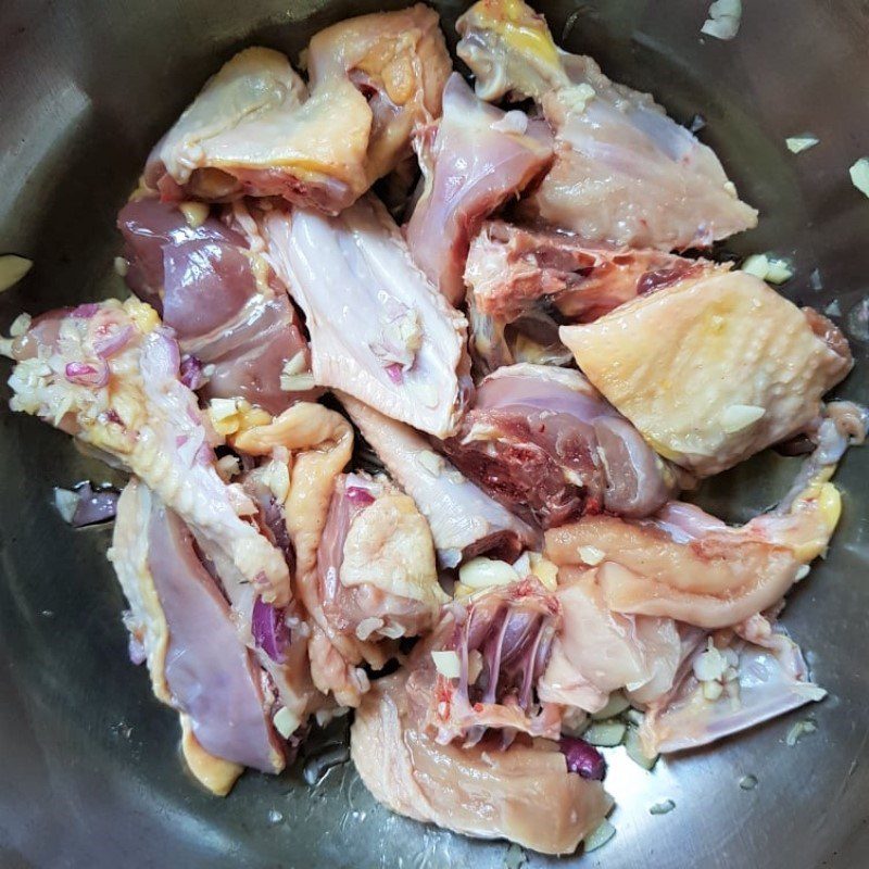 Step 3 Marinate the chicken Sour bamboo shoot chicken hotpot