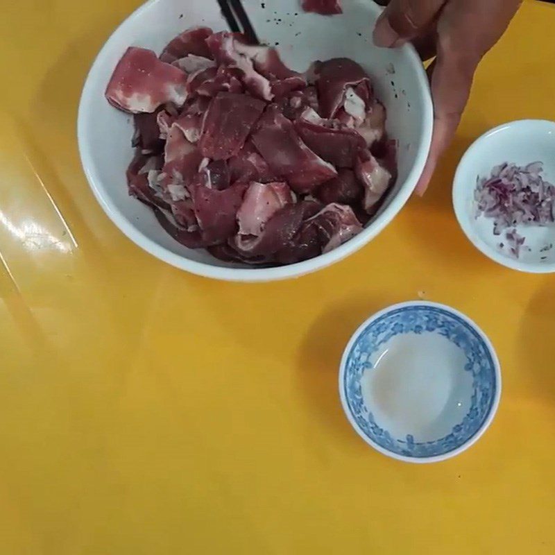 Step 2 Marinate the beef tendon for Beef tendon porridge