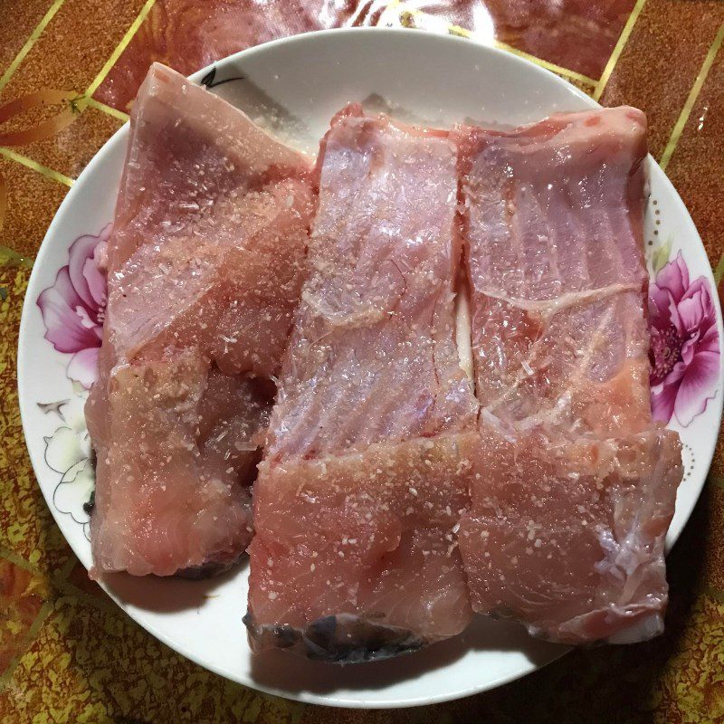 Step 2 Marinating the fish for steamed carp with soy sauce (recipe shared by a user)