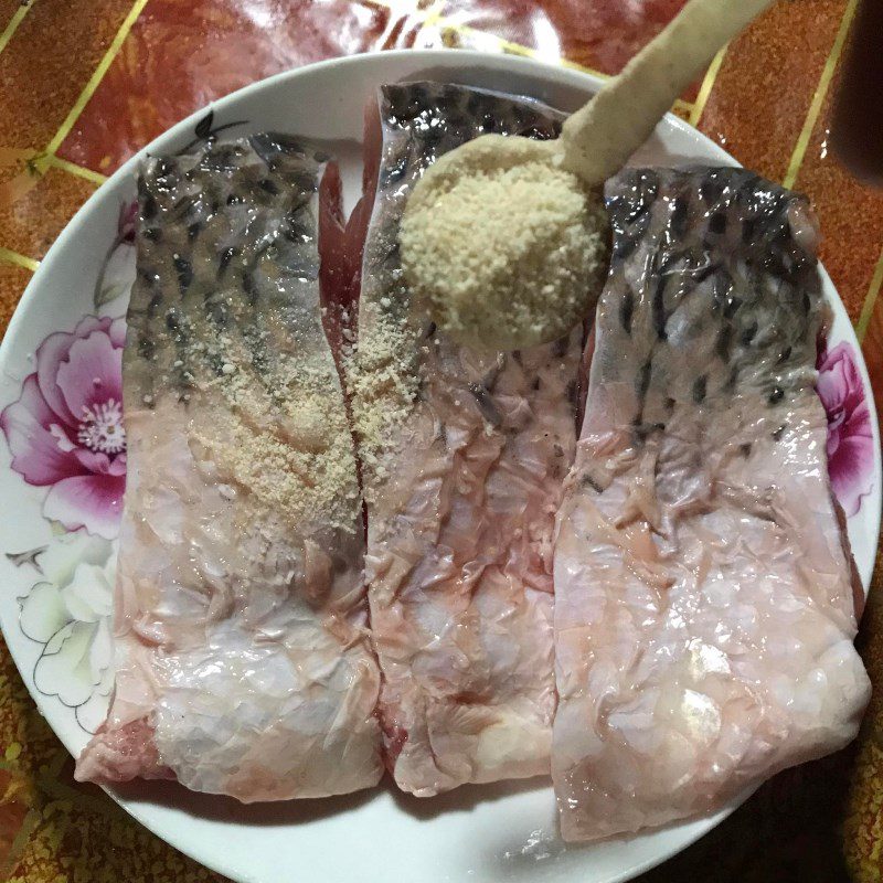 Step 2 Marinating the fish for steamed carp with soy sauce (recipe shared by a user)