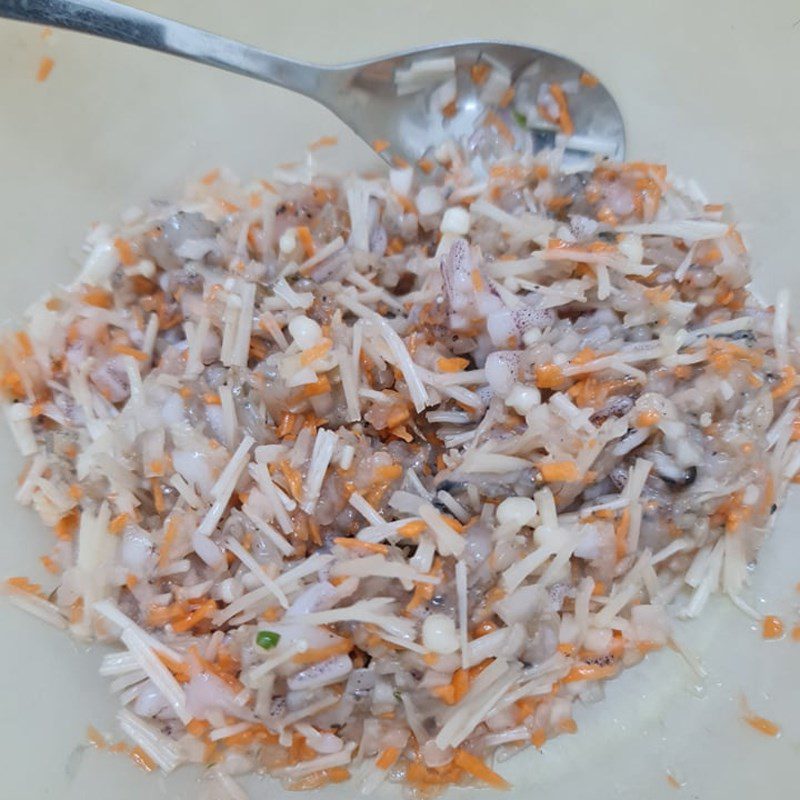 Step 2 Seasoning and rolling the spring rolls for seafood spring rolls with mayonnaise sauce