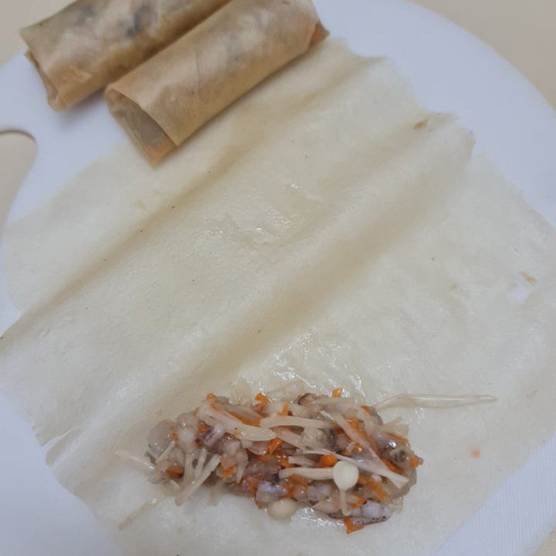 Step 2 Seasoning and rolling the spring rolls for seafood spring rolls with mayonnaise sauce