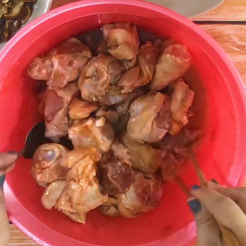 Step 3 Marinate the pork leg for braised pork leg with shiitake mushrooms