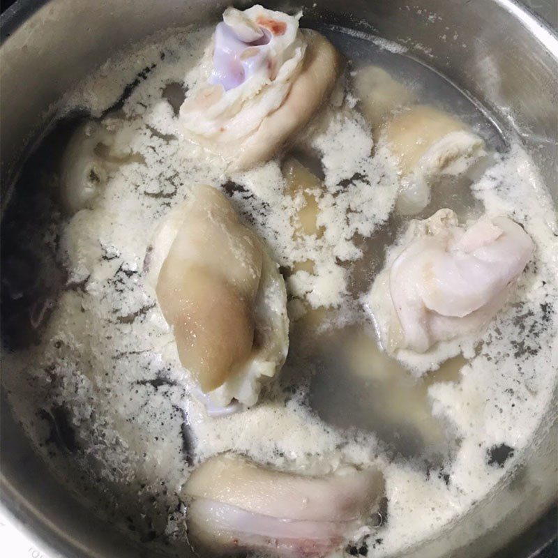 Step 5 Marinate the pork leg in Crayfish Noodle Soup