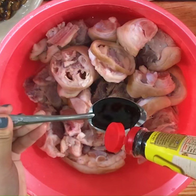 Step 3 Marinate the pork leg for braised pork leg with shiitake mushrooms