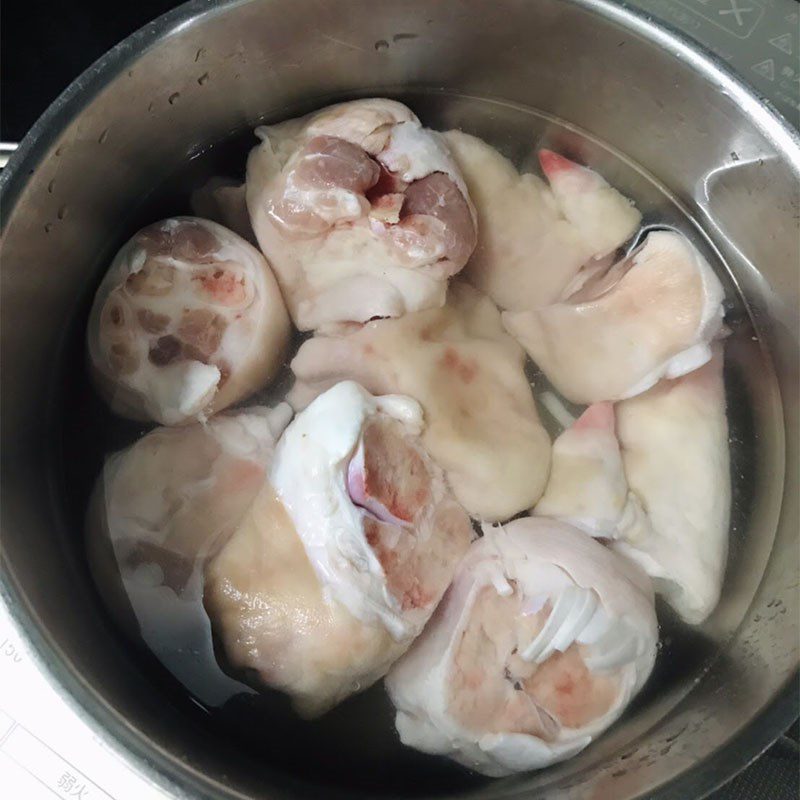 Step 5 Marinate the pork leg in Crayfish Noodle Soup