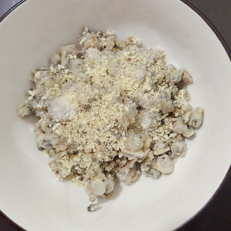 Step 2 Marinate the clams for Clam Soup with Water Spinach