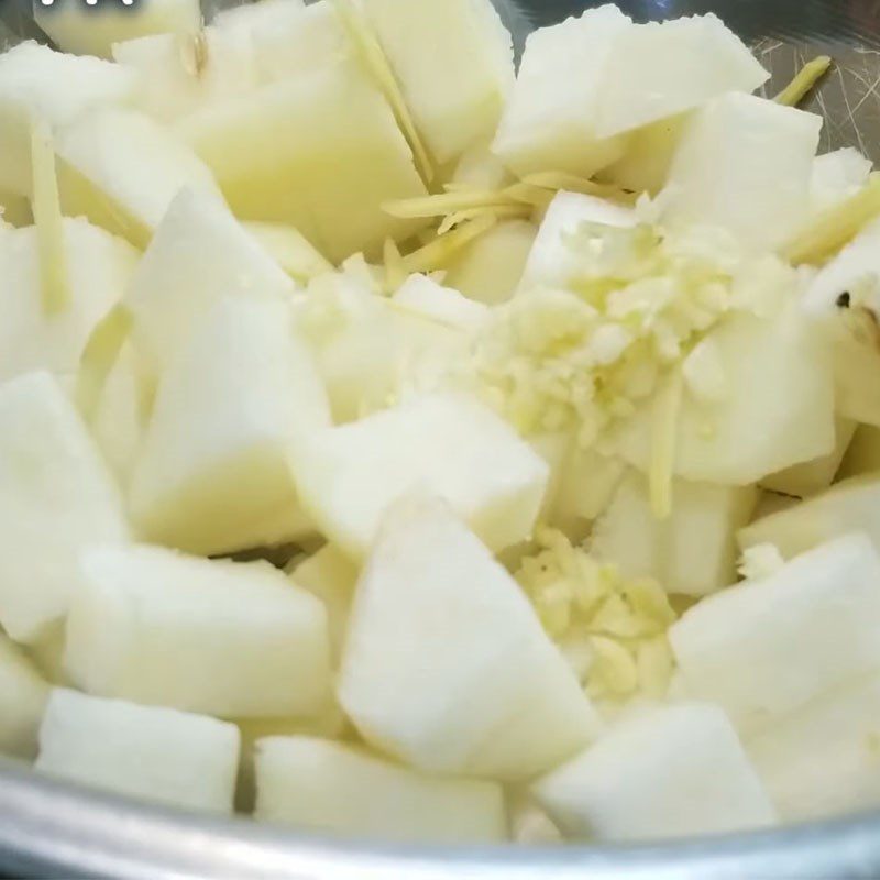 Step 2 Marinate the pears for Ginger Honey Steamed Pears