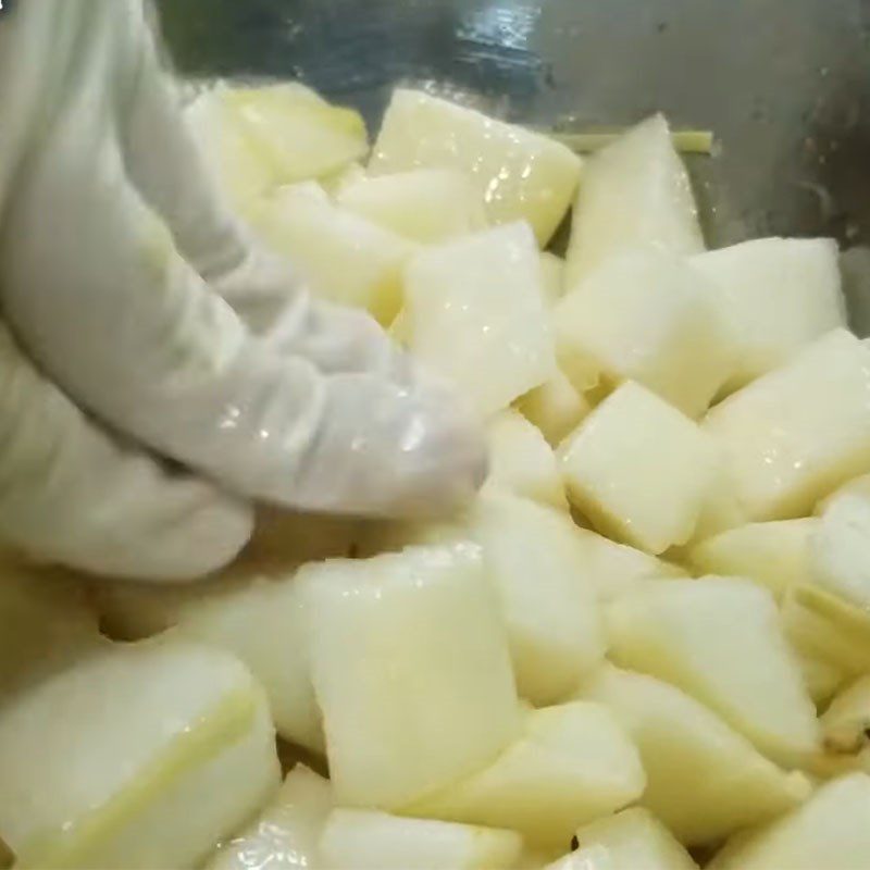 Step 2 Marinate the pears for Ginger Honey Steamed Pears