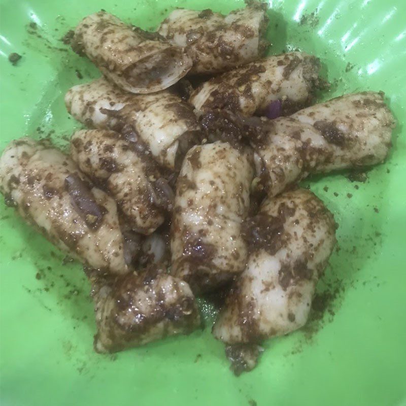 Step 2 Marinate the intestines for five-spice fried pork intestines