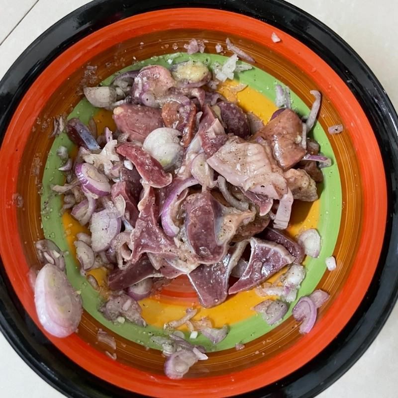 Step 2 Marinate the chicken intestines for stir-fried chicken intestines with loofah