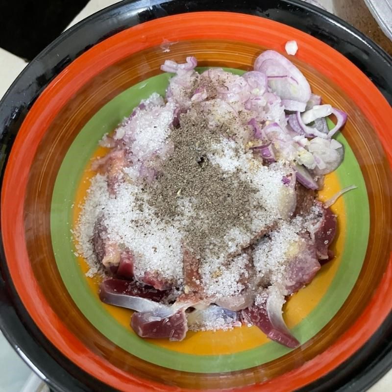 Step 2 Marinate the chicken intestines for stir-fried chicken intestines with loofah