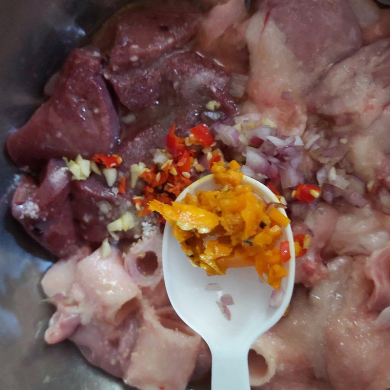 Step 3 Marinate the pig intestines Stir-fried pig intestines with turmeric (recipe shared by user)