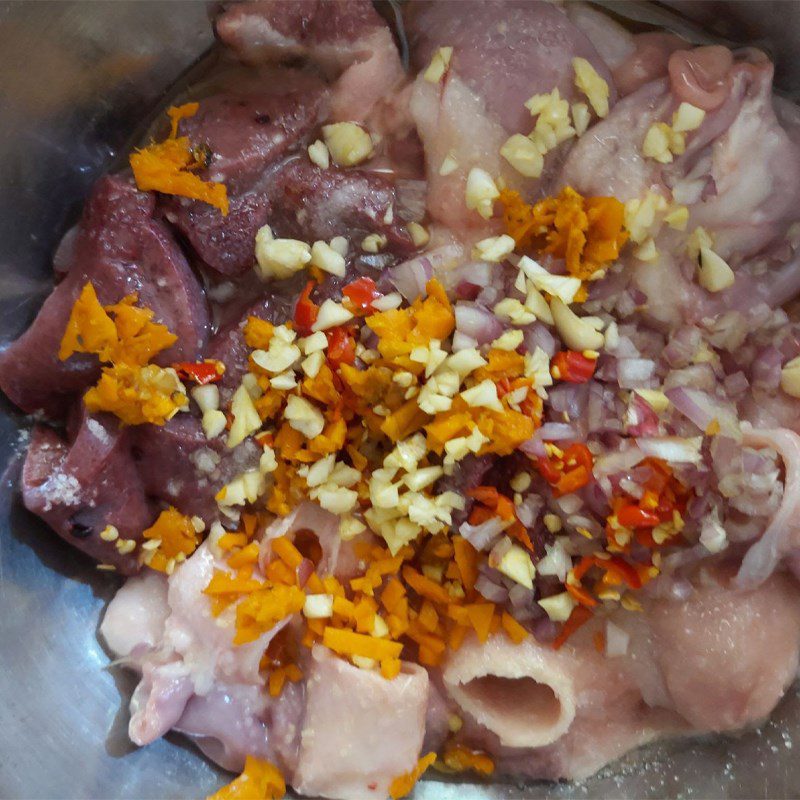 Step 3 Marinate the pig intestines Stir-fried pig intestines with turmeric (recipe shared by user)