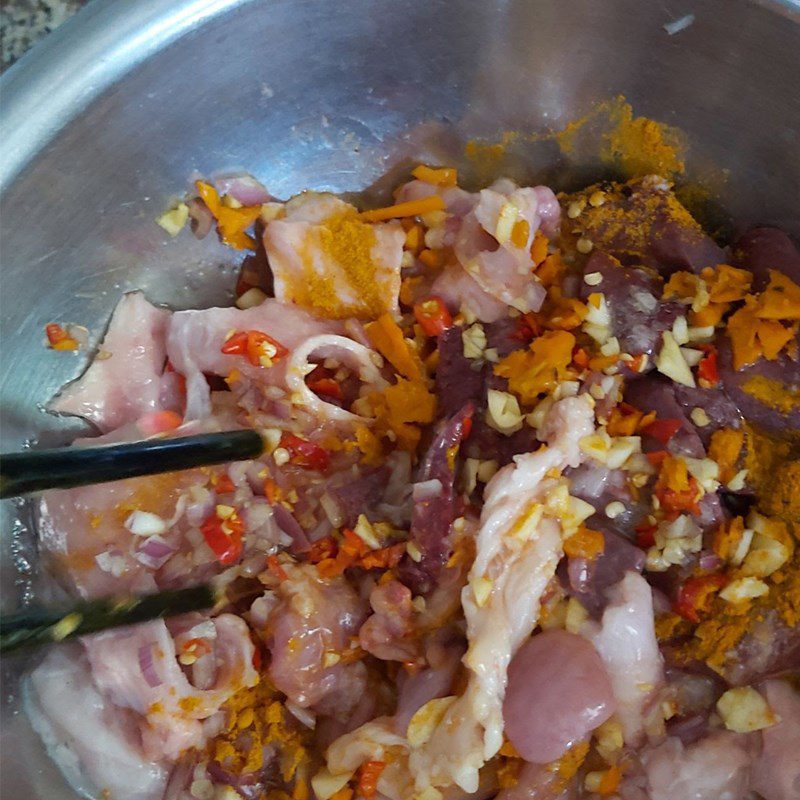 Step 3 Marinate the pig intestines Stir-fried pig intestines with turmeric (recipe shared by user)