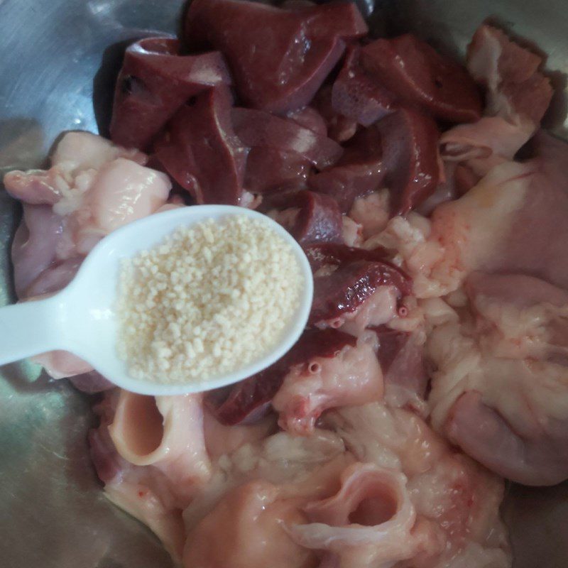 Step 3 Marinate the pig intestines Stir-fried pig intestines with turmeric (recipe shared by user)