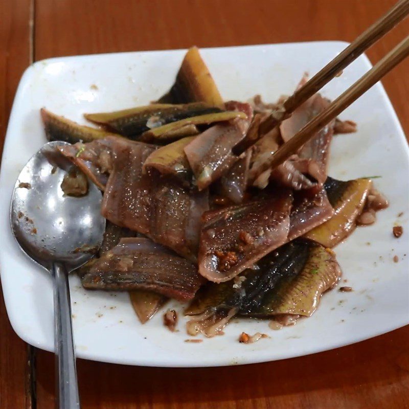 Step 2 Marinate the eel Stir-fried eel with green banana