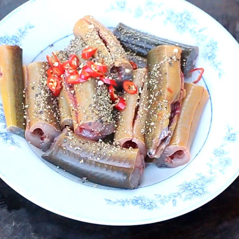 Step 3 Marinate the eel Eel steamed with lemongrass and chili