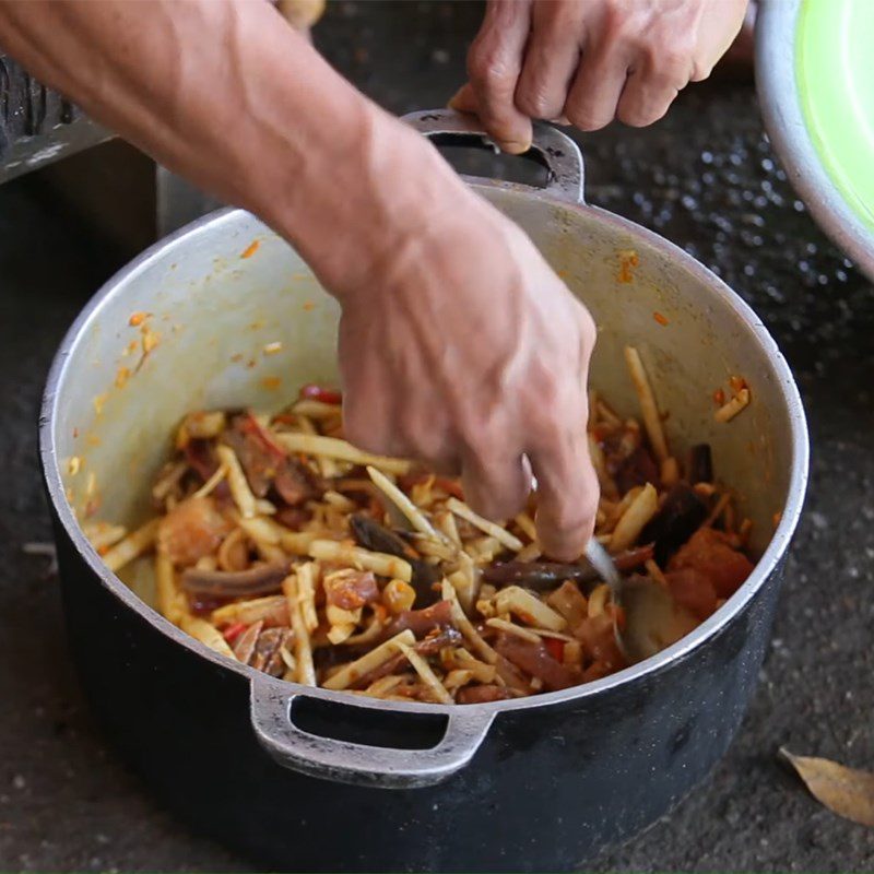 Step 3 Marinate the dish Eel with banana flower