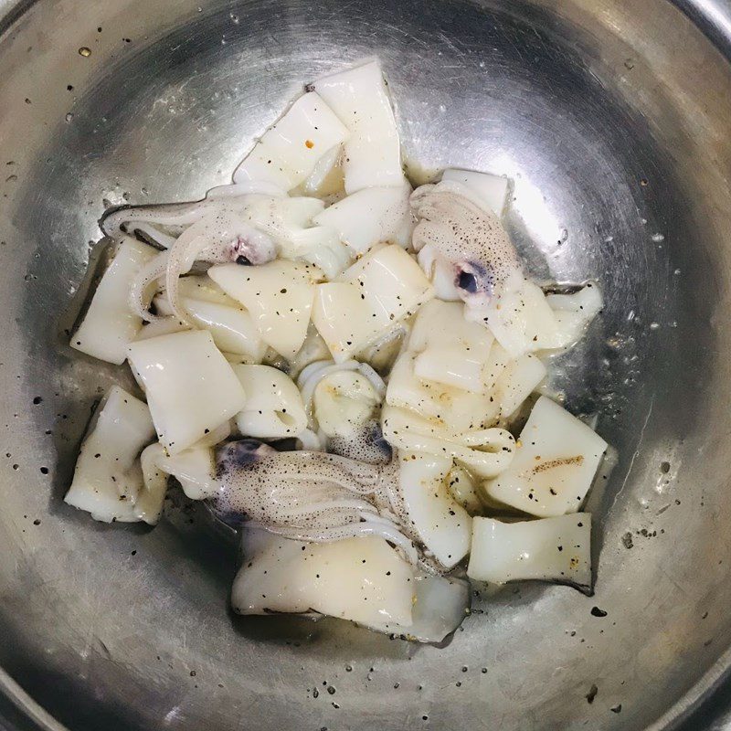 Step 3 Marinate the squid Stir-fried squid with celery and onion (Recipe shared by user)