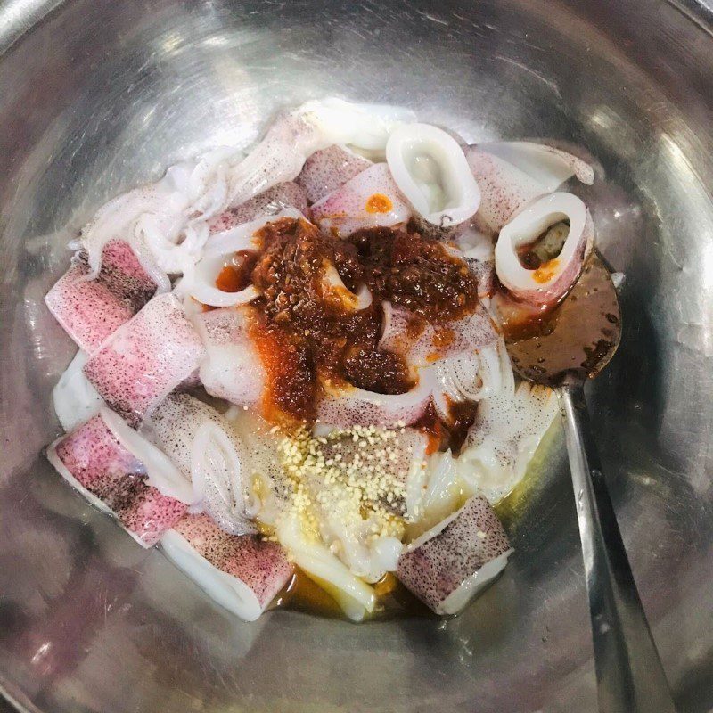 Step 2 Marinate the squid Stir-fried squid with satay, bell peppers, and baby corn