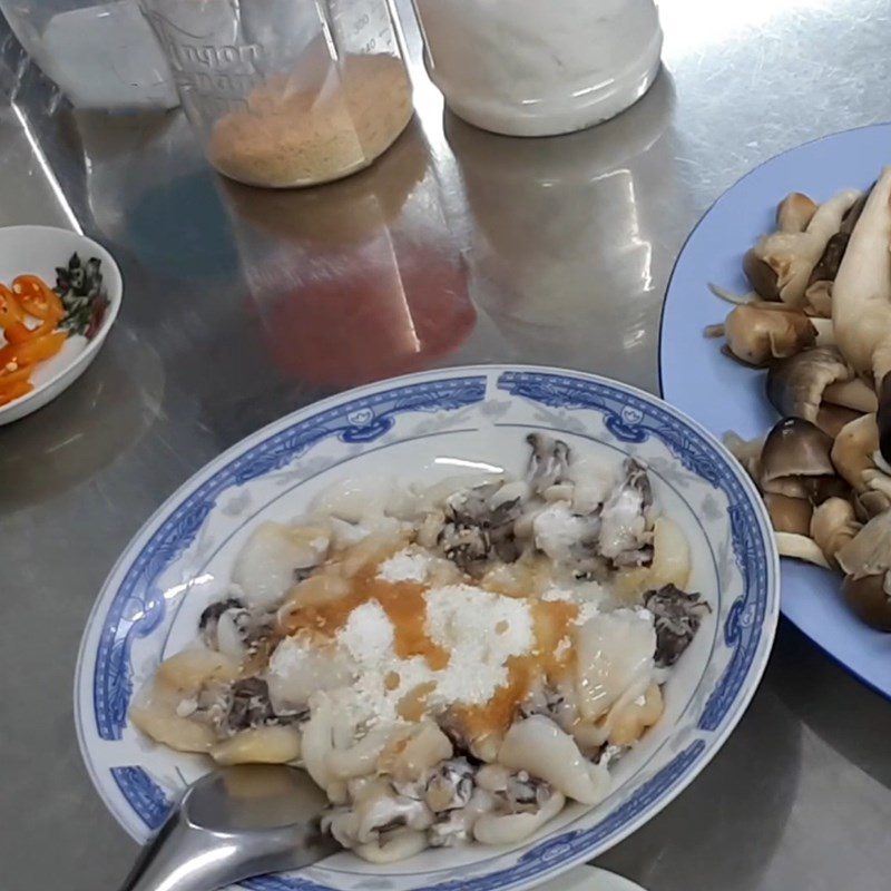 Step 2 Marinate the squid for Stir-fried squid with straw mushrooms and abalone