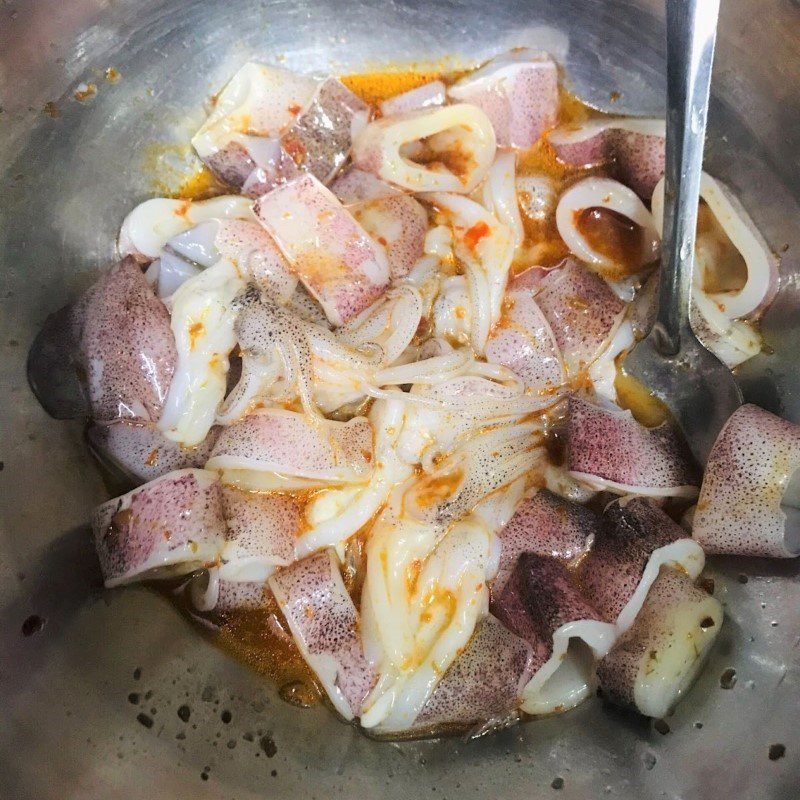 Step 2 Marinate the squid Stir-fried squid with satay, bell peppers, and baby corn