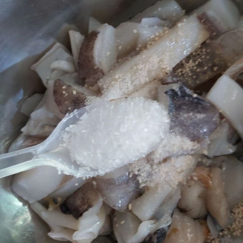 Step 3 Marinate squid Squid stir-fried with pineapple and onion