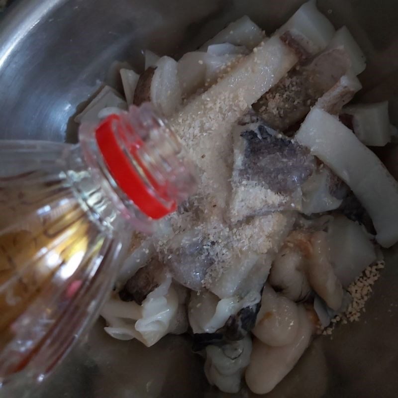 Step 3 Marinate squid Squid stir-fried with pineapple and onion