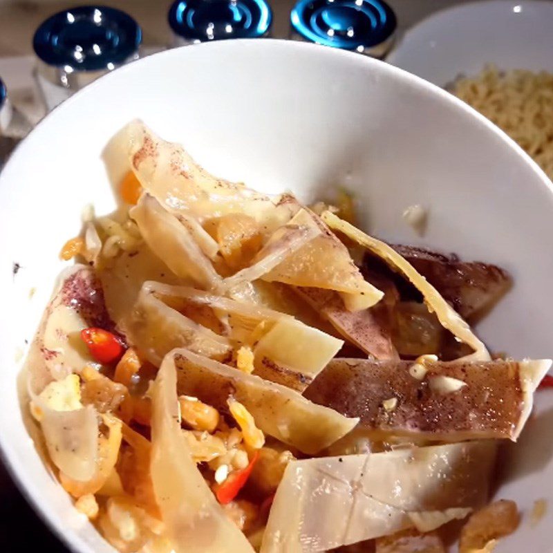 Step 3 Marinating squid and dried shrimp Stir-fried dried squid noodles