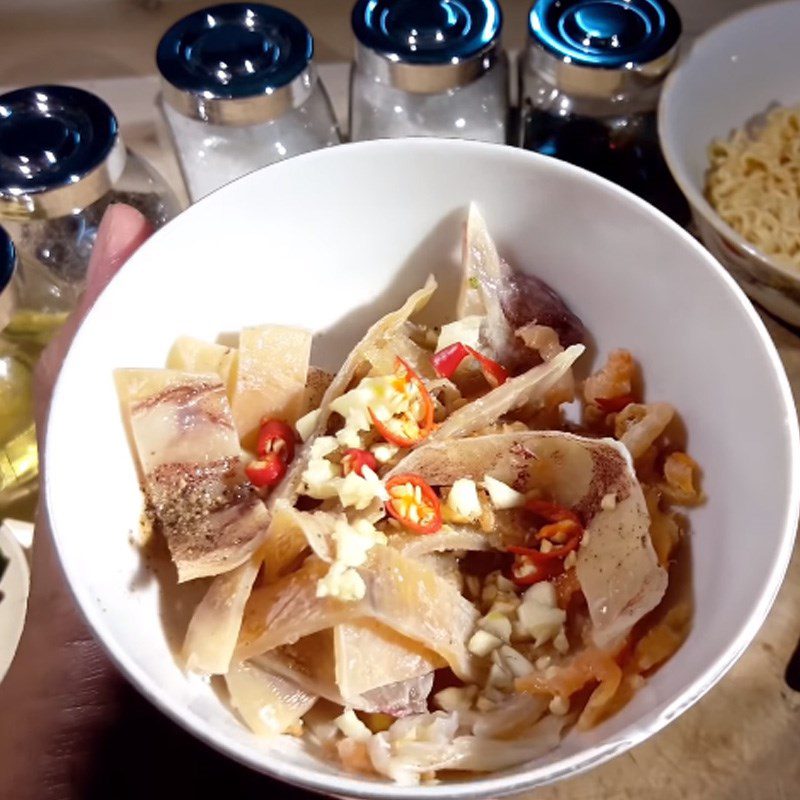 Step 3 Marinating squid and dried shrimp Stir-fried dried squid noodles