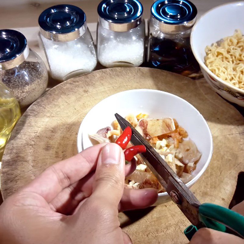 Step 3 Marinating squid and dried shrimp Stir-fried dried squid noodles