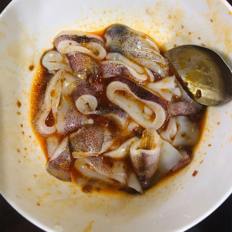 Step 2 Marinate the Squid for Stir-fried Squid with Water Spinach