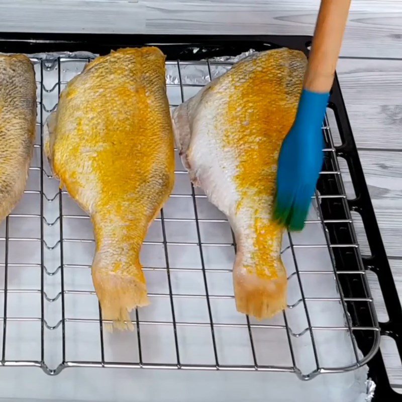 Step 2 Marinate the fish with salt and apply oil for sun-dried fish