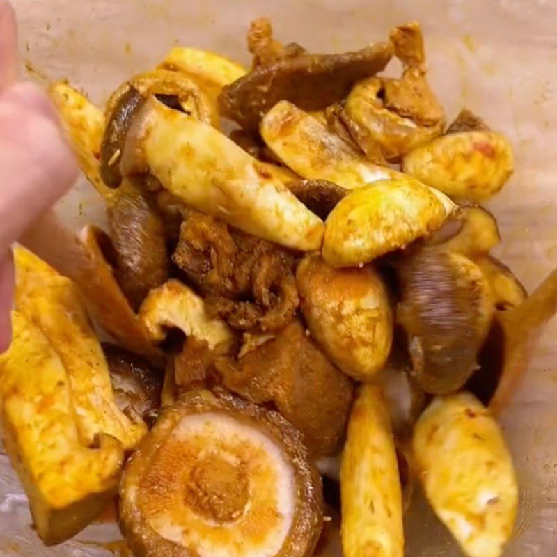 Step 2 Marinate the mushrooms with lemongrass and turmeric