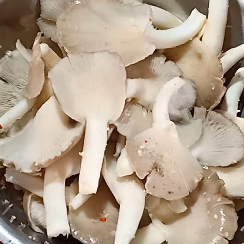 Step 3 Marinate the mushrooms Simple steamed oyster mushrooms with lemongrass