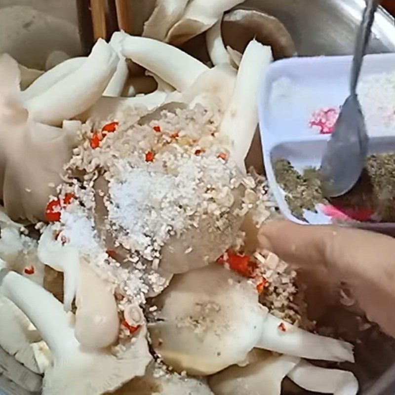 Step 3 Marinate the mushrooms Simple steamed oyster mushrooms with lemongrass