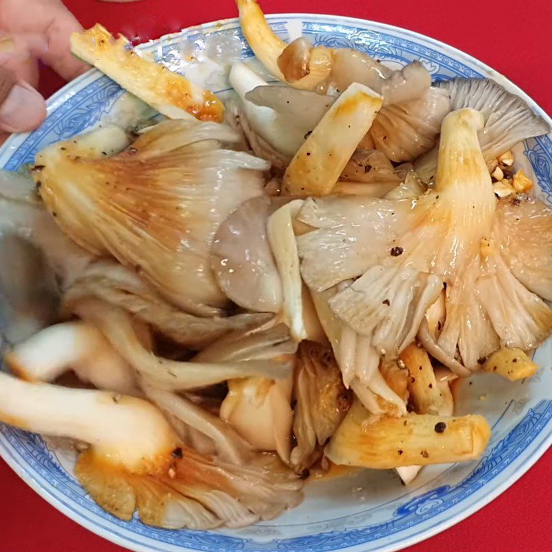 Step 2 Marinate the mushrooms for oyster mushrooms braised with pepper