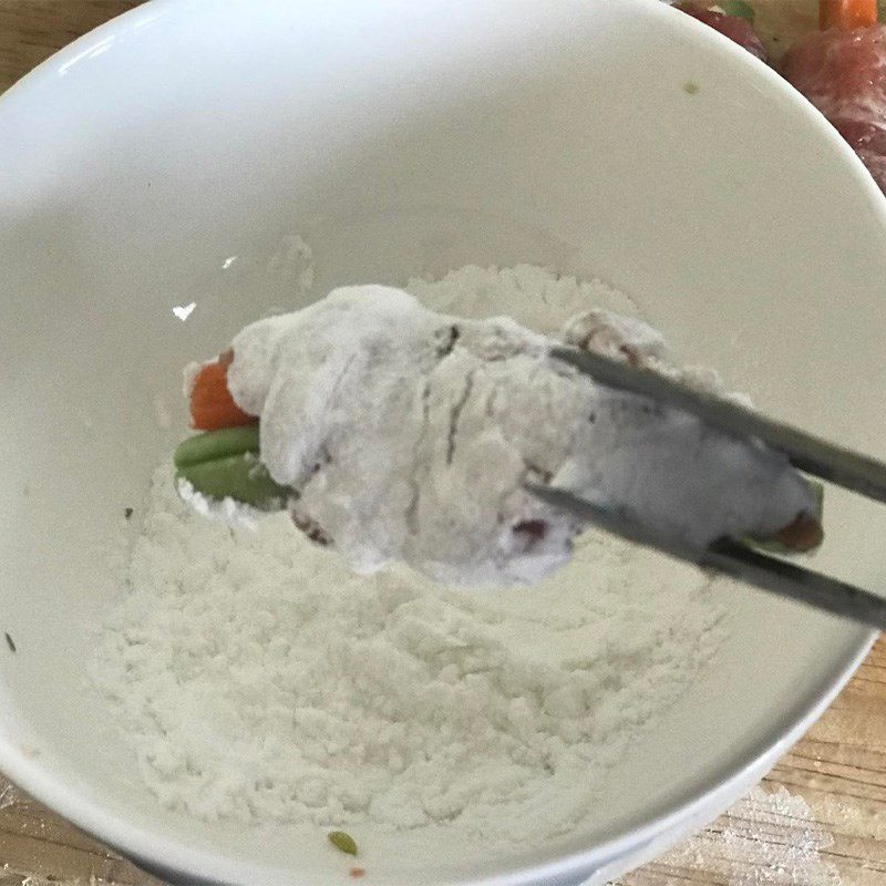 Step 2 Marinate the ingredients Fried vegetable pork rolls