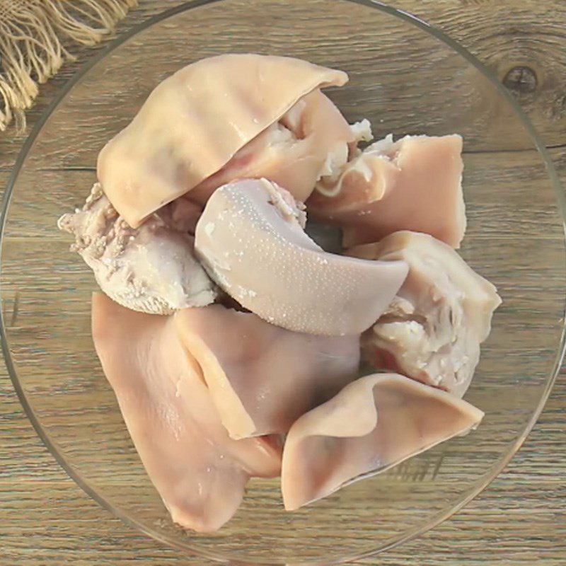 Step 4 Marinate the ingredients Pork ear coconut water