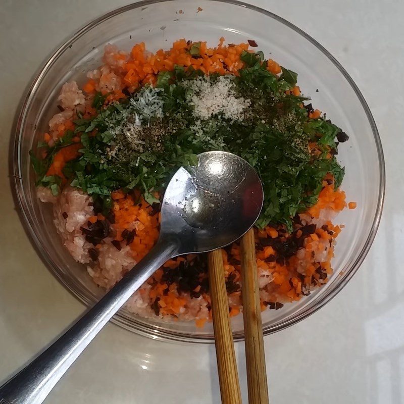 Step 2 Marinate the filling for the riverweed rolls