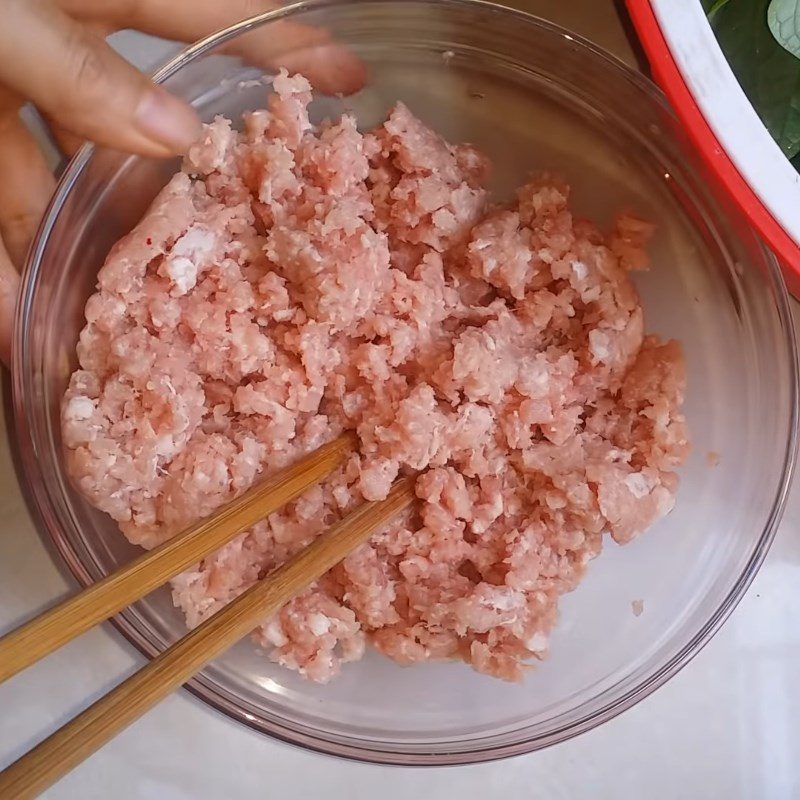 Step 2 Marinate the filling for the riverweed rolls