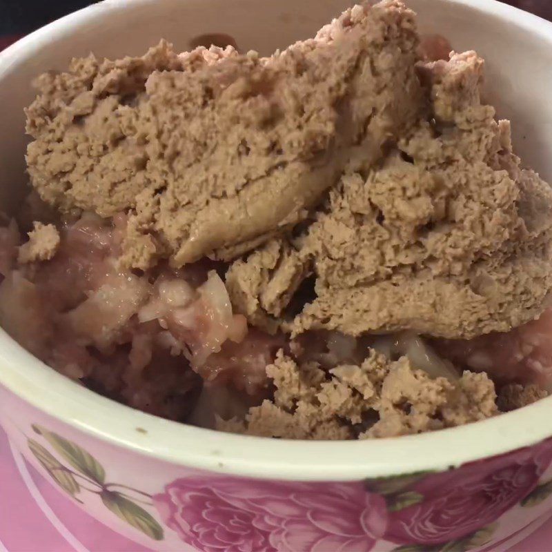 Step 1 Marinate the meat filling for the Pateso cake using an air fryer