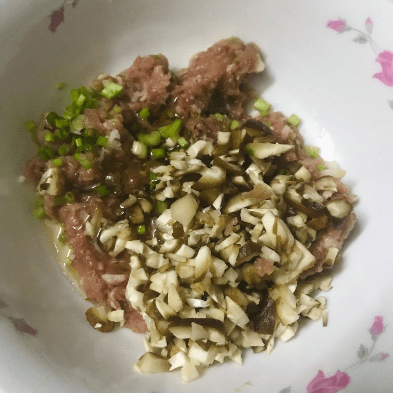 Step 2 Marinate the meat filling and stuff it into the gourd