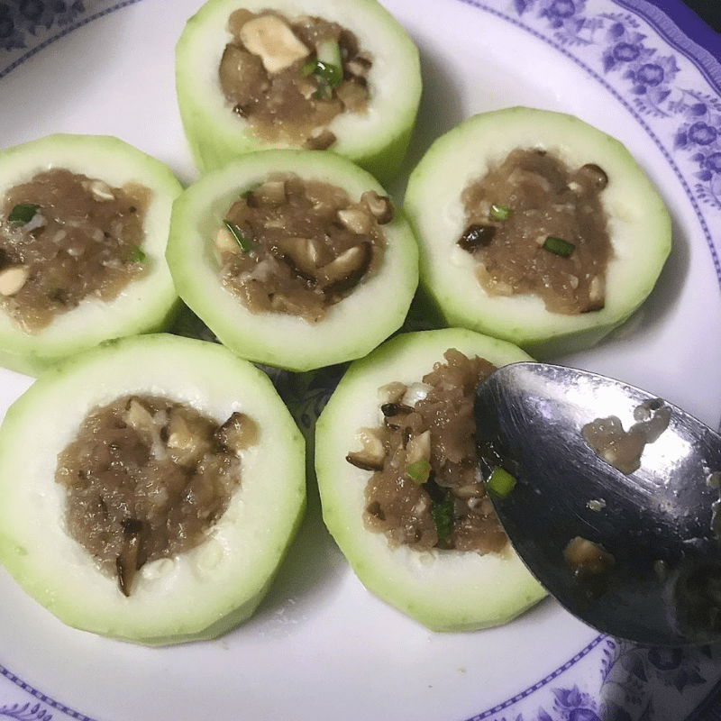 Step 2 Marinate the meat filling and stuff it into the gourd