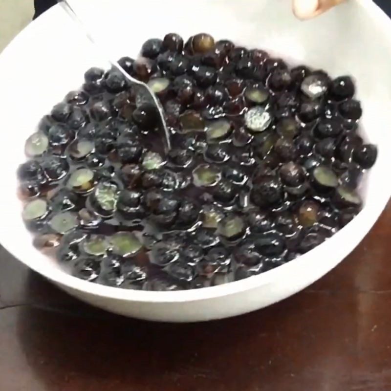 Step 2 Marinate grapes with sugar Grape syrup